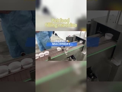 반려동물 음식 트레이 채우기